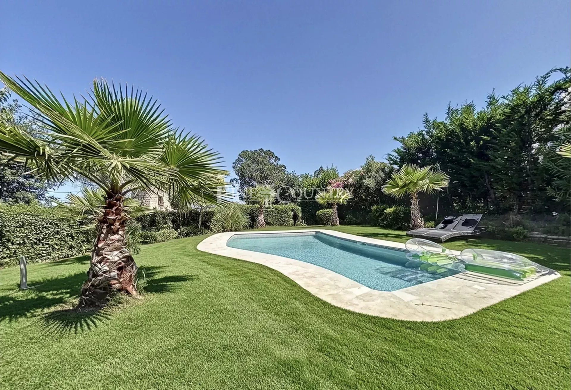 Photo of Villa for sale in Mandelieu in private domain with partial sea view