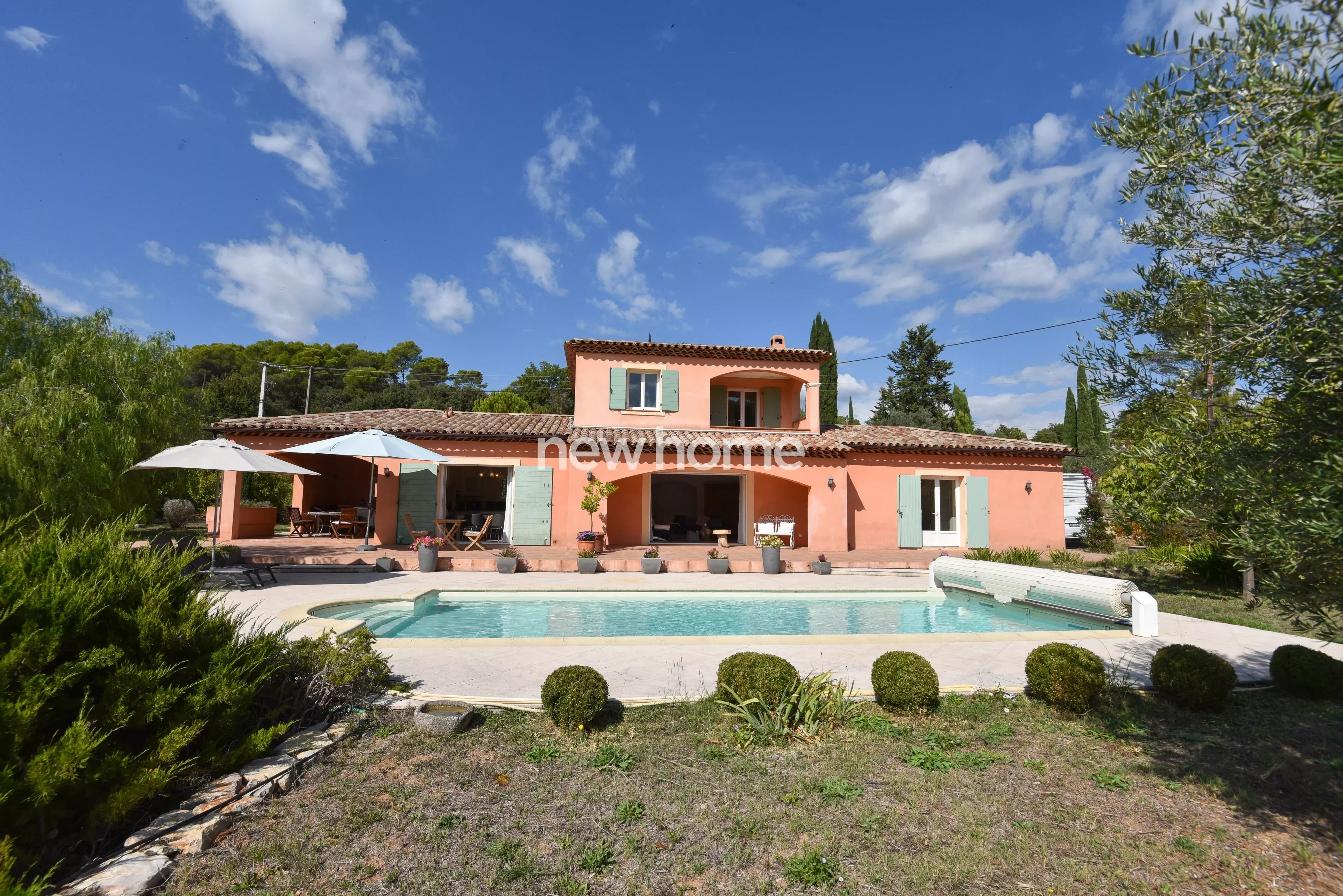 Proche de Lorgues, une villa provençale et lumineuse avec piscine et vue dégagée.