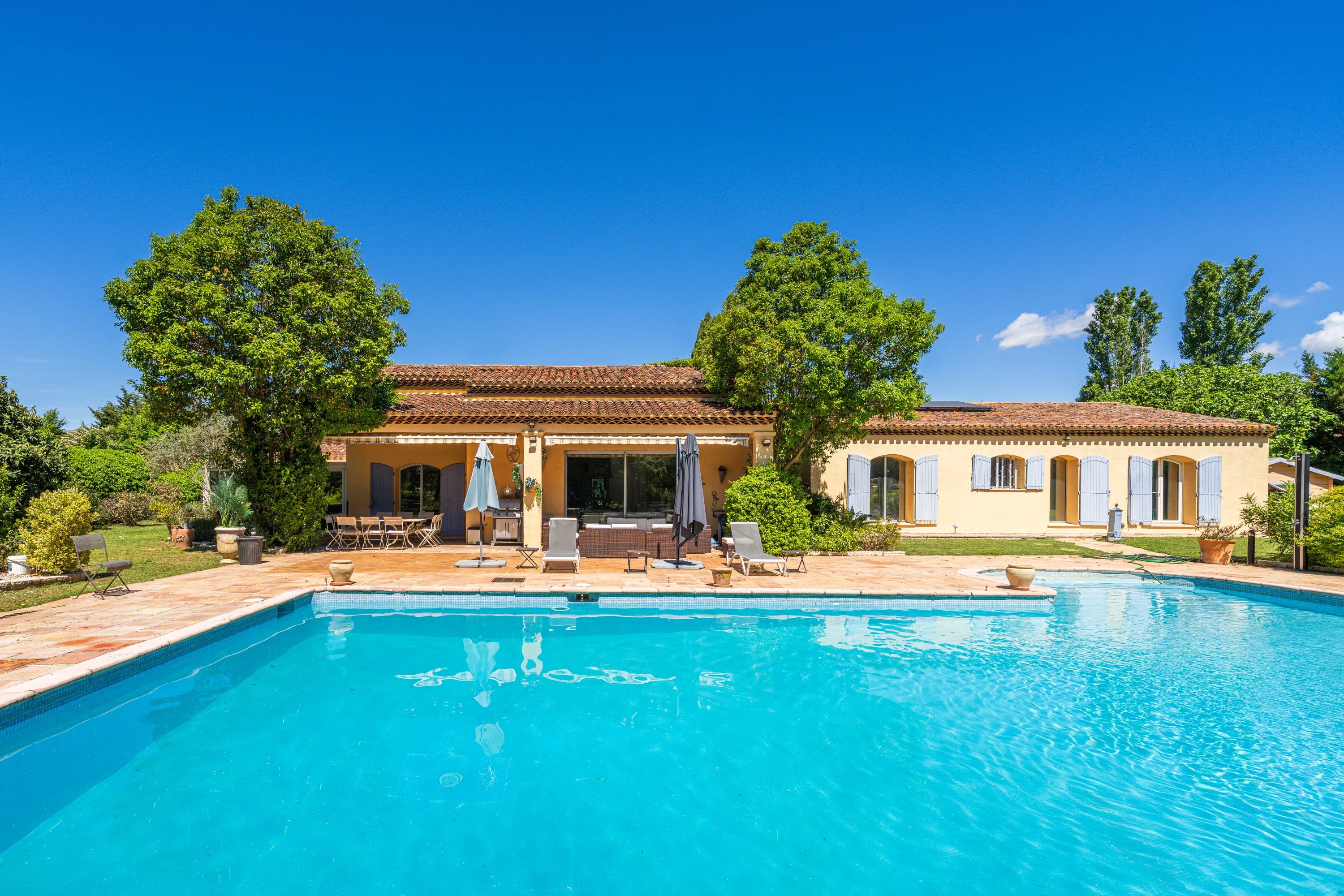 House for sale in Cabriès 8 rooms, 4-car garage, plot detachment potential