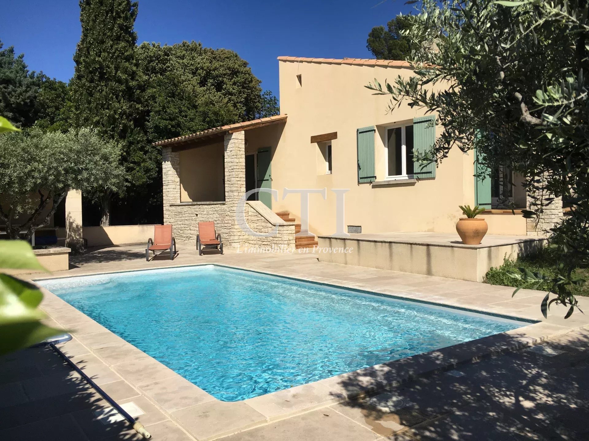 0 A VENDRE VILLA PROVENCALE 3 CHAMBRES POSS 4  JARDIN PISCINE GARAGE PROCHE VAISON LA ROMAINE