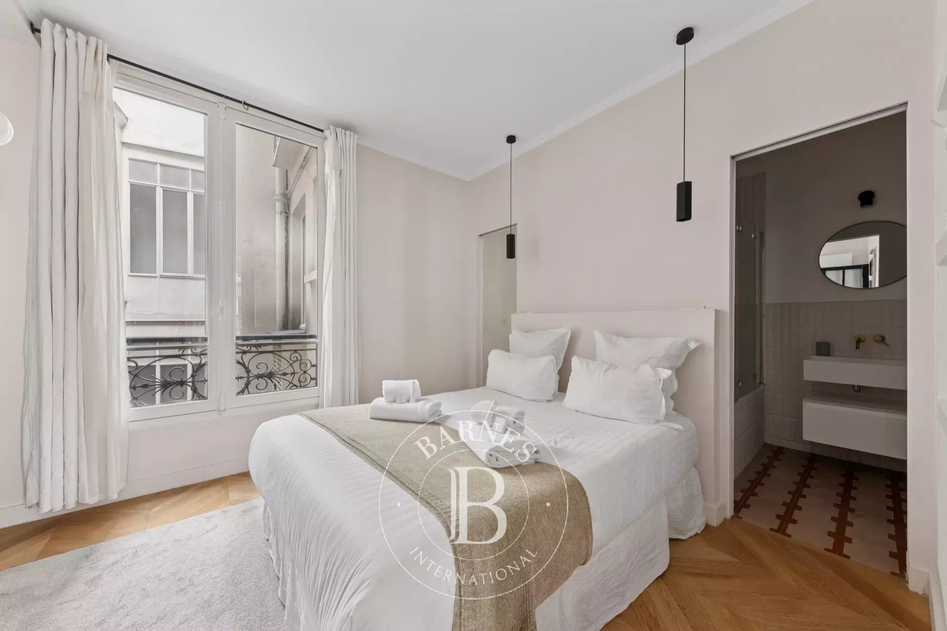Paris 6 - Marché Saint-Germain - Fully renovated three-room apartment - Parquet, moldings, fireplace - View Saint-Sulpice - Haussmann building - picture 11
