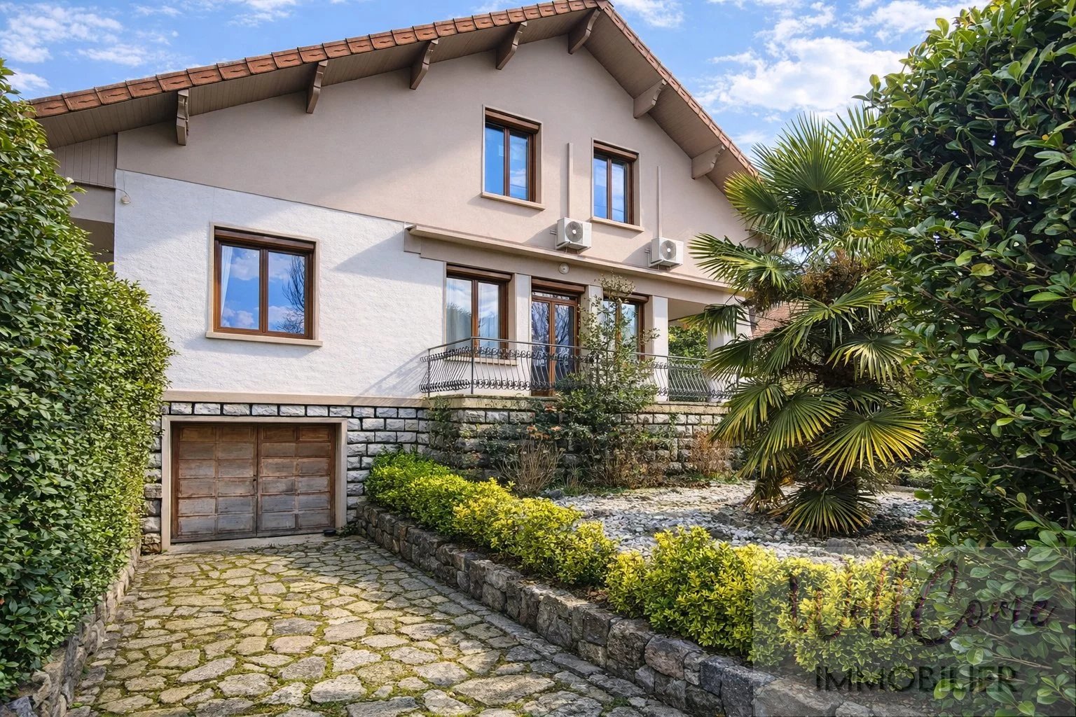 Grande maison de ville divisible en deux logements. activité professionnelle indépendante envisageble