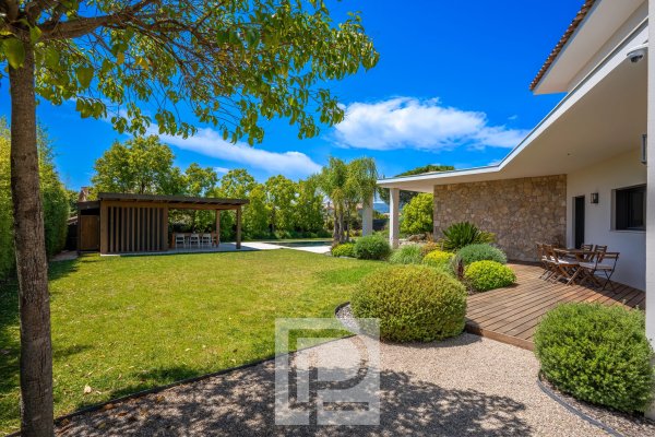Elegant Contemporary Villa in a Peaceful Residential Setting, Walking Distance to Amenities — photo 4