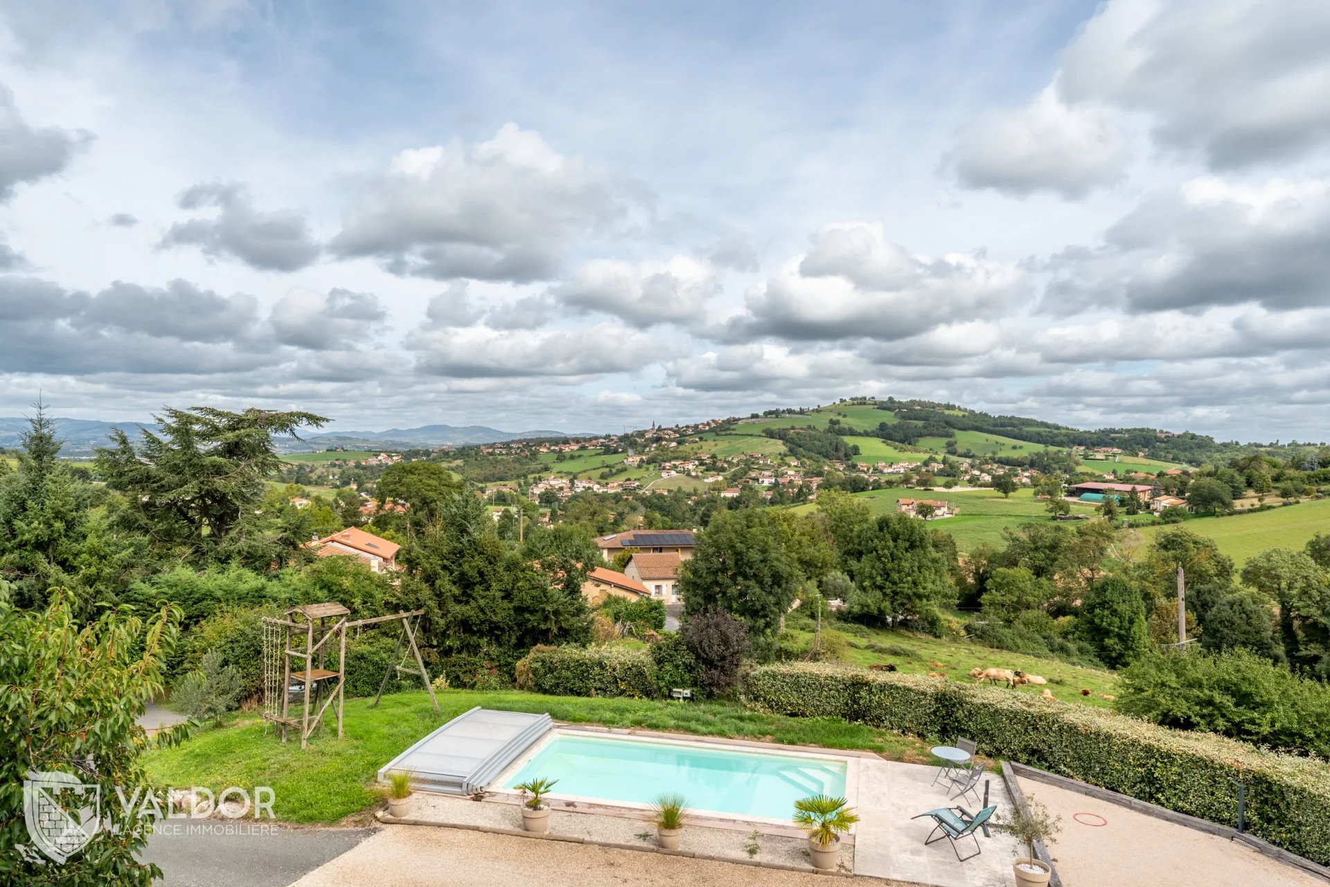 Maison de Charme avec Piscine à Sourcieux-les-Mines