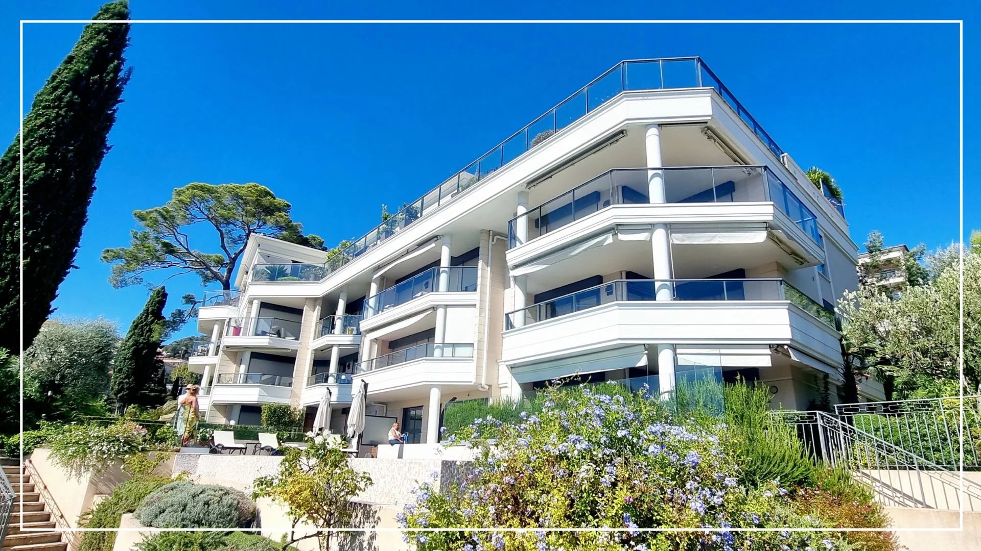 SPACIEUX PENTHOUSE avec une panoramique vue mer et massif de l’Estérel.