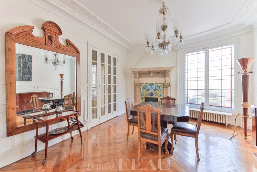 Dining room Sliding windows Wooden floor Chandelier