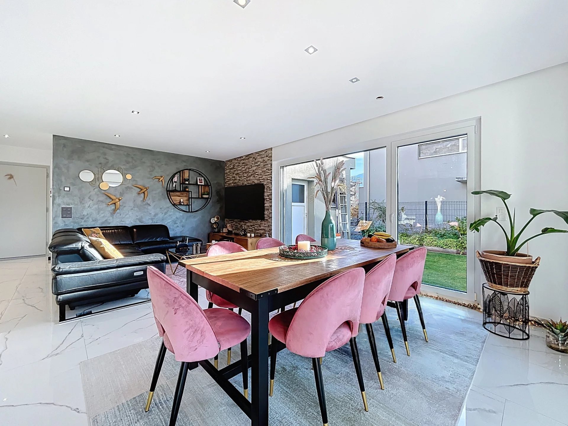 Maison moderne et jardin cosy