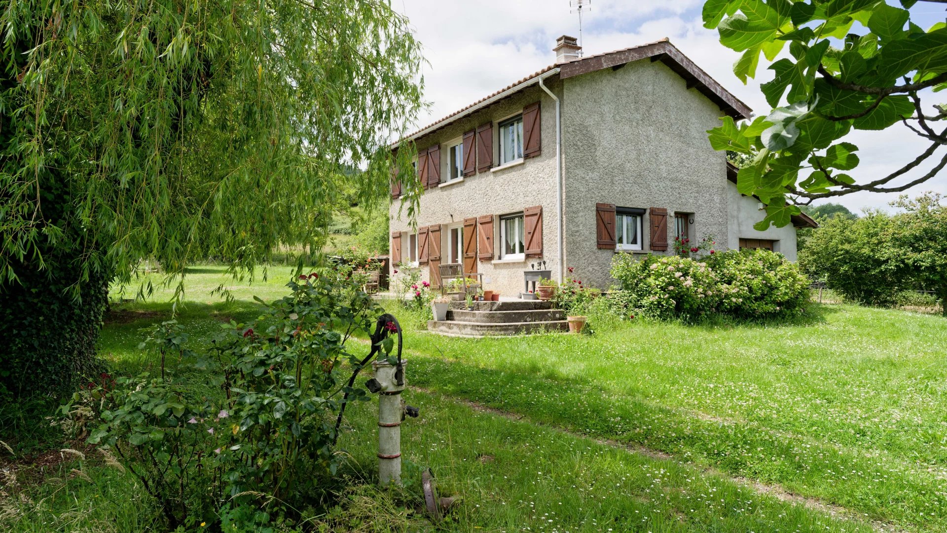 CHARMANTE MAISON AVEC 3000 M² DE TERRAIN