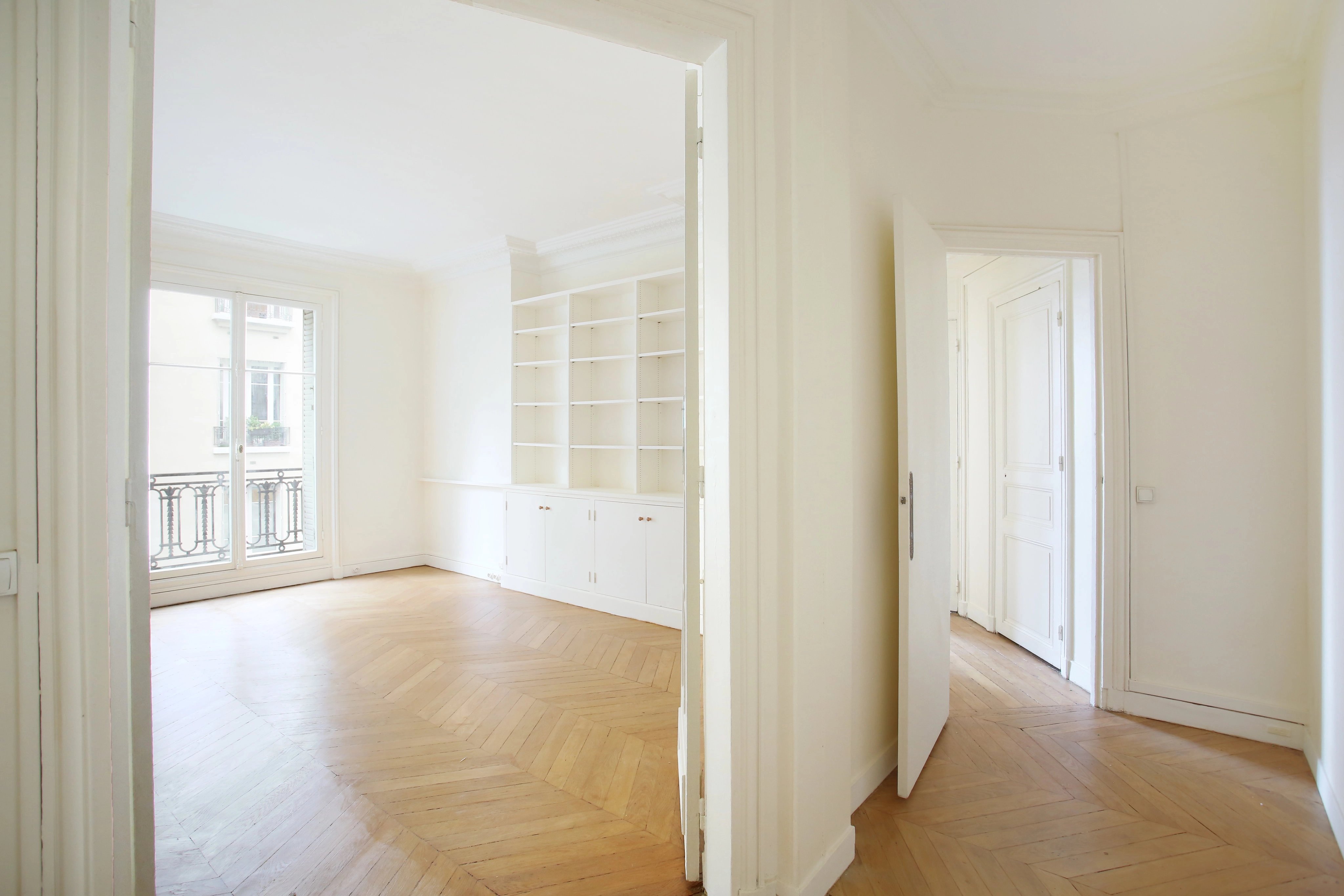 Entrance and main room, wooden floor, mouldings