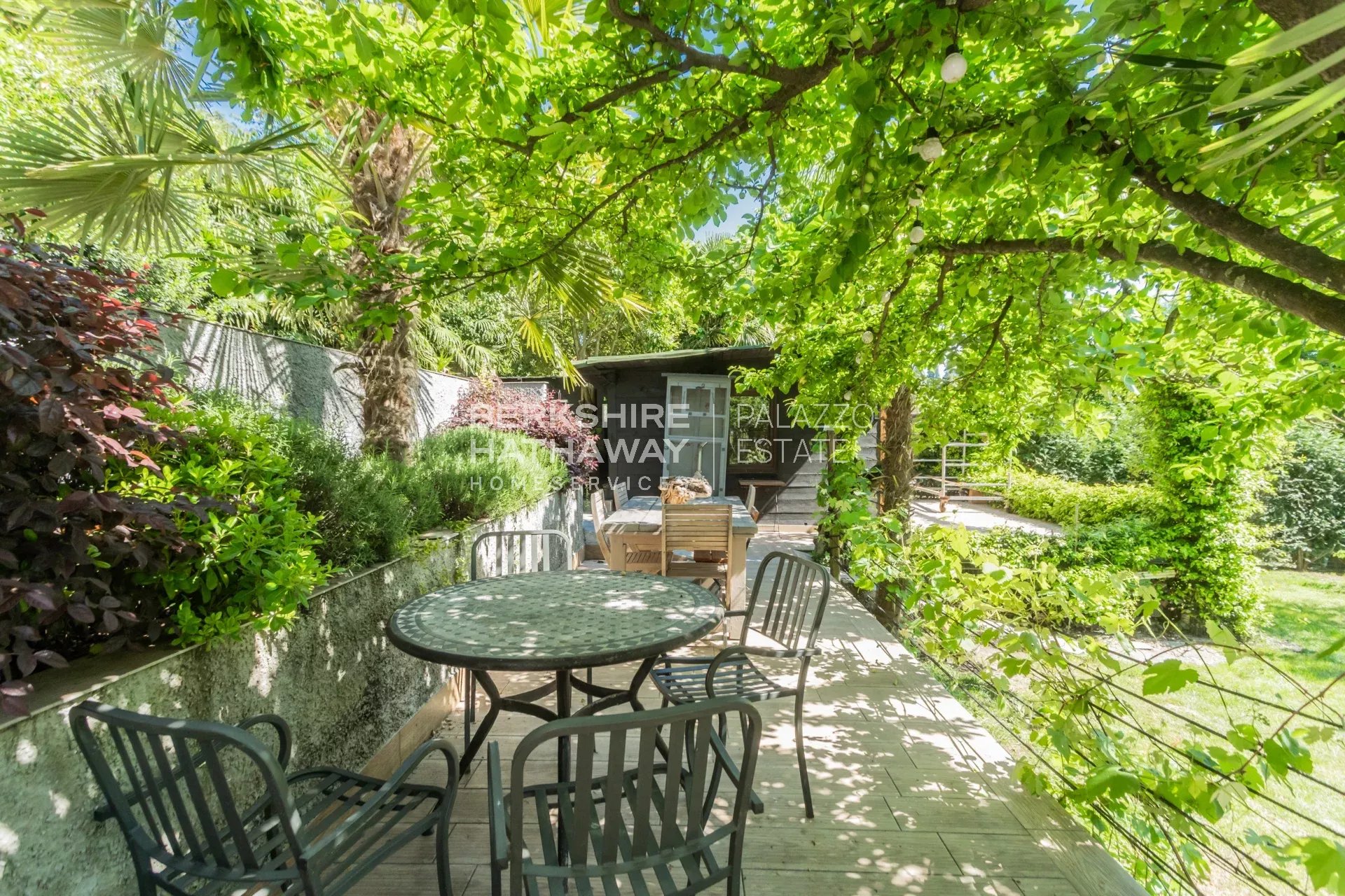 Villa bifamiliare con giardino a Biandronno, a pochi passi dal Lago di Varese