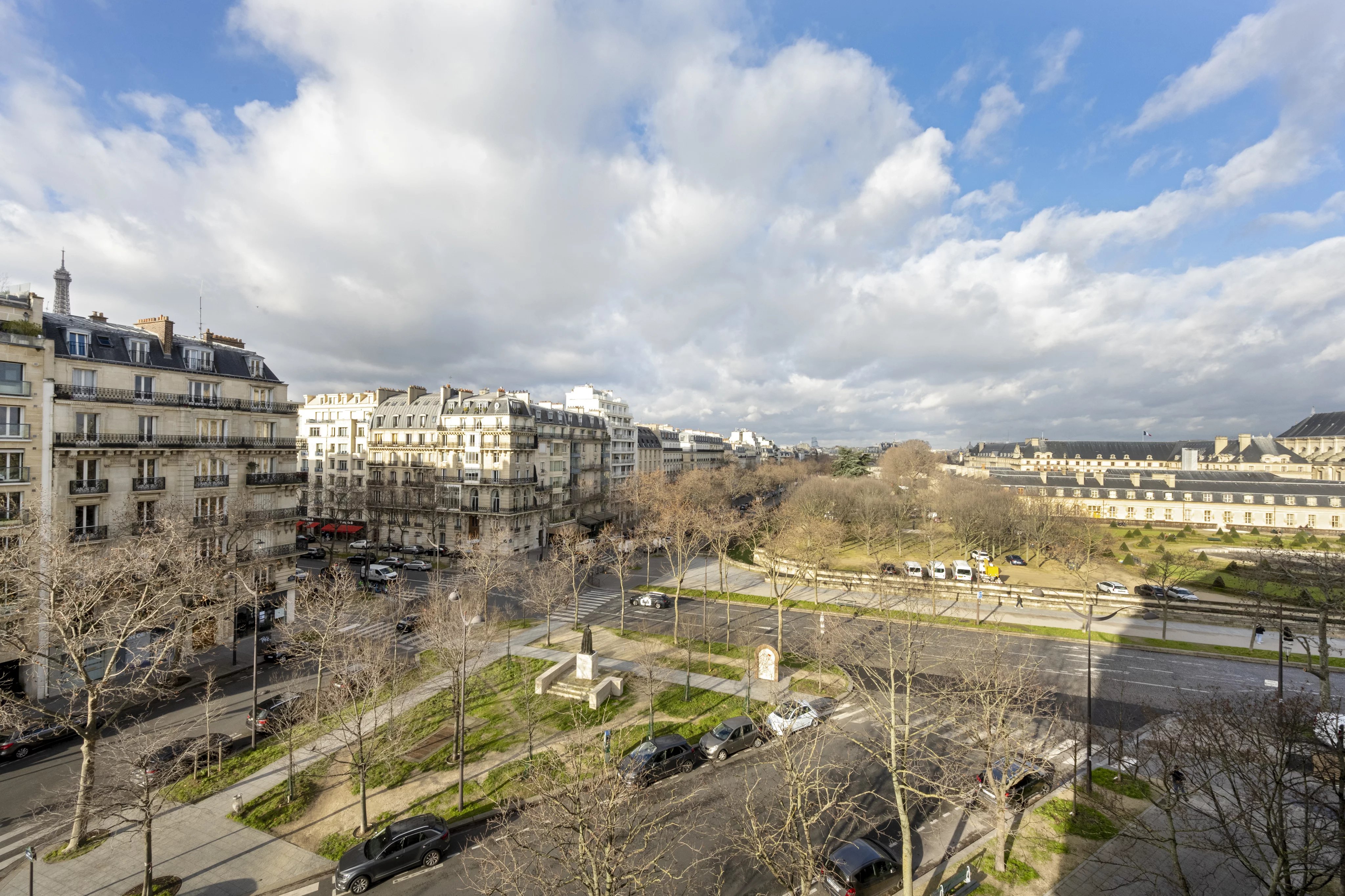 Vue dégagée sur les Invalides