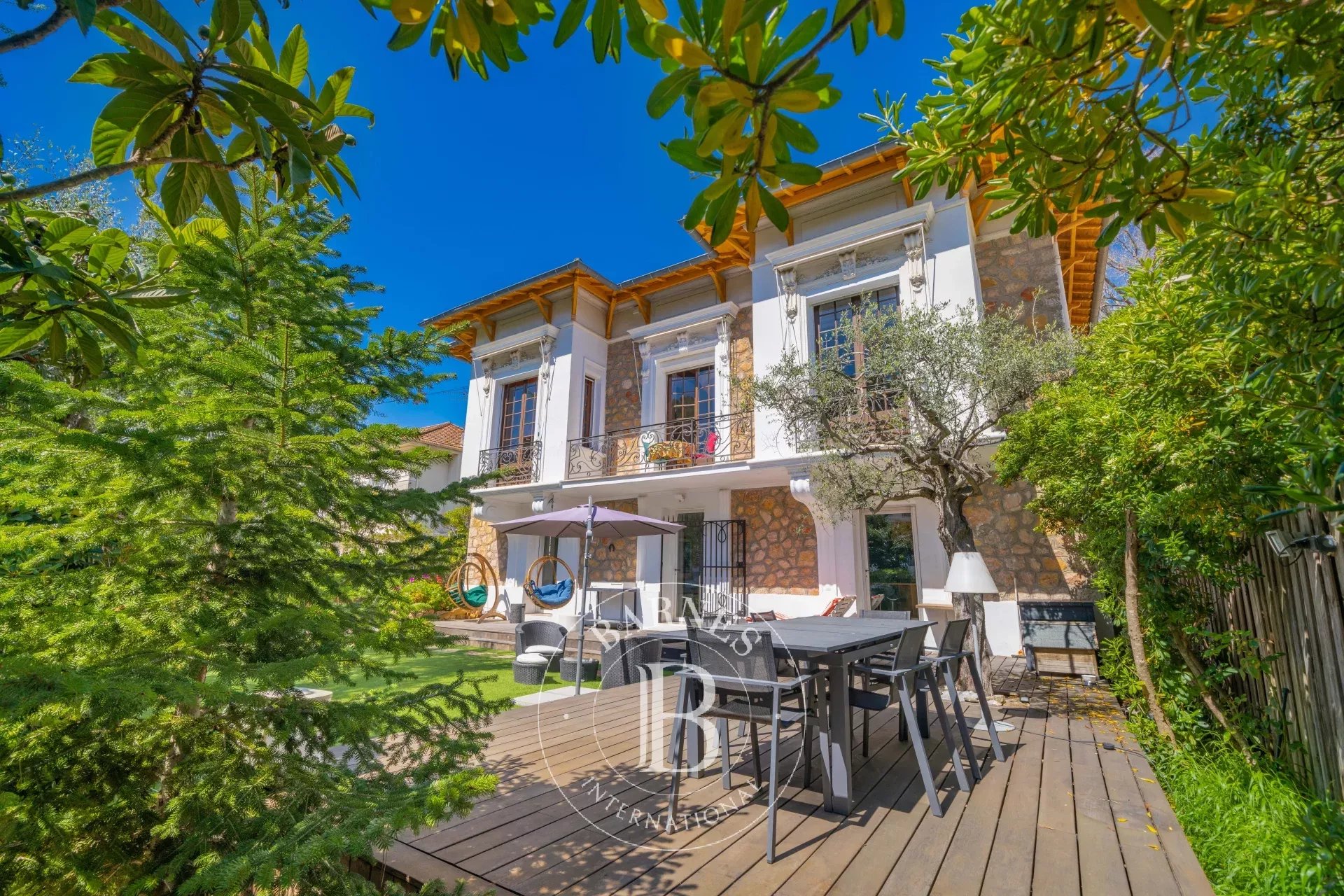 EXCLUSIVE CANNES – BARE OWNERSHIP – 81-YEAR-OLD OWNER – ELEGANT RENOVATED 1920s VILLA CLOSE TO THE CITY CENTER