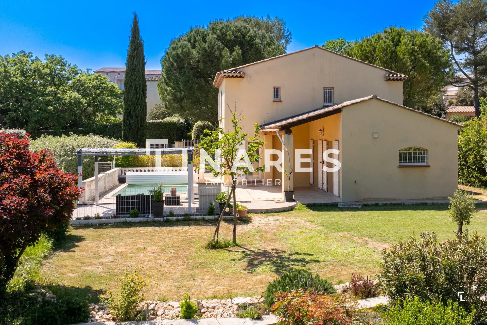 AIX EN FAMILLE - Villa T6 de 150m²  - Piscine - Garage - Stationnements + Terrain de 1130 m² - 13100 AIX EN PROVENCE