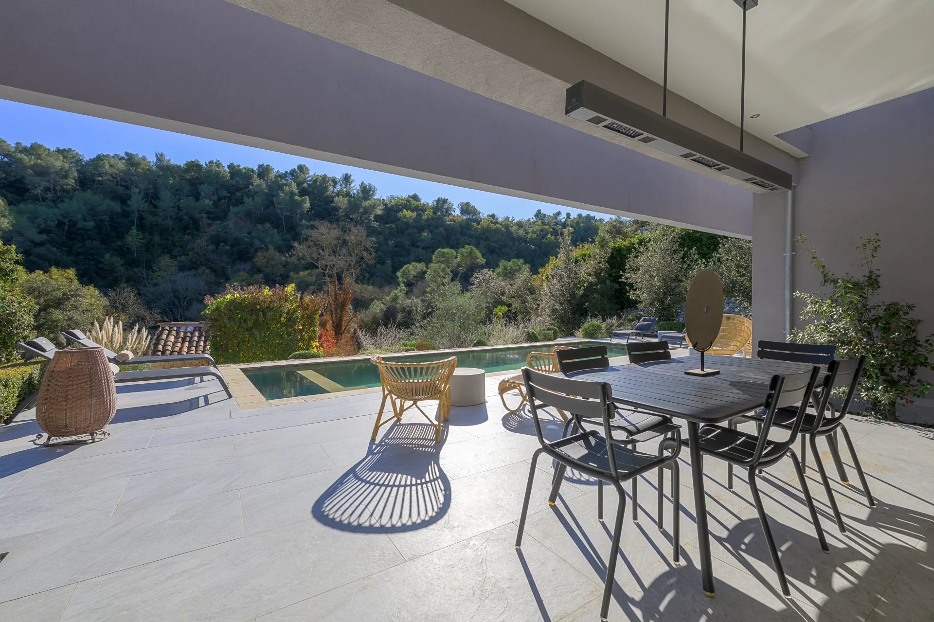 Contemporaine à pied du village 4