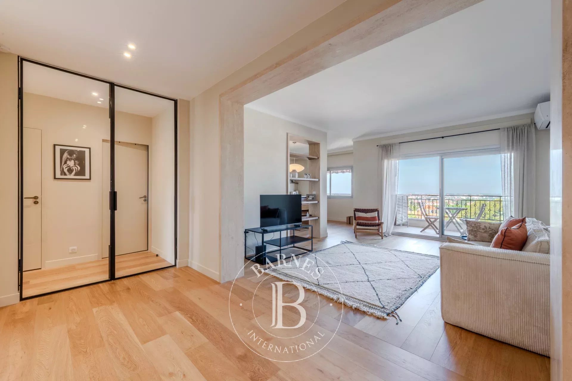 AIX-EN-PROVENCE CITY CENTER – 92 SQM APARTMENT – FULLY RENOVATED – 2 SUITES – TERRACE – ELEVATOR – CELLAR – GARAGE – SAINTE-VICTOIRE VIEW