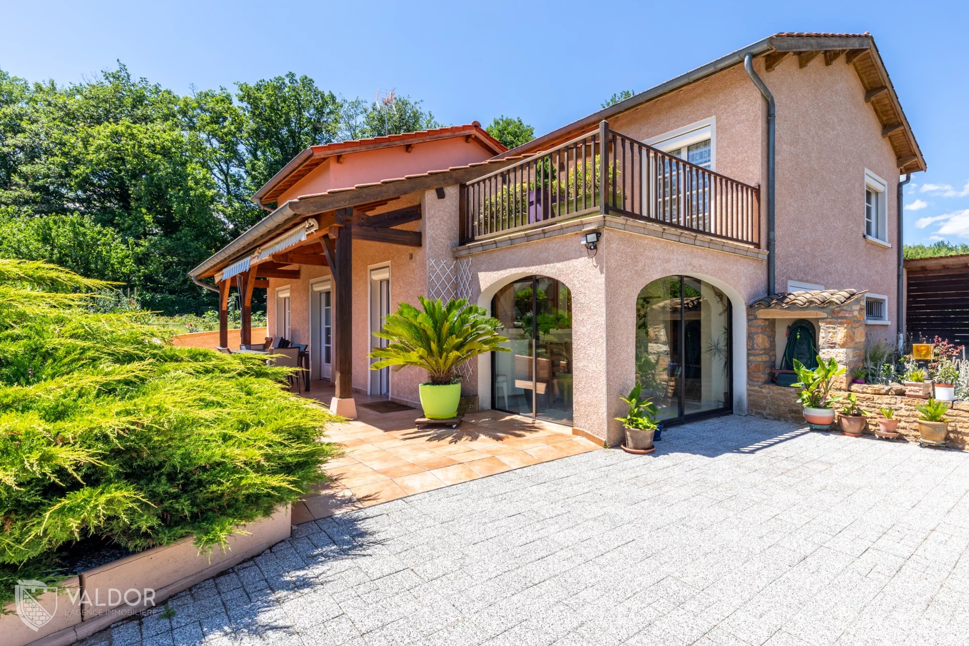 Maison impeccable au calme avec beau terrain plat.