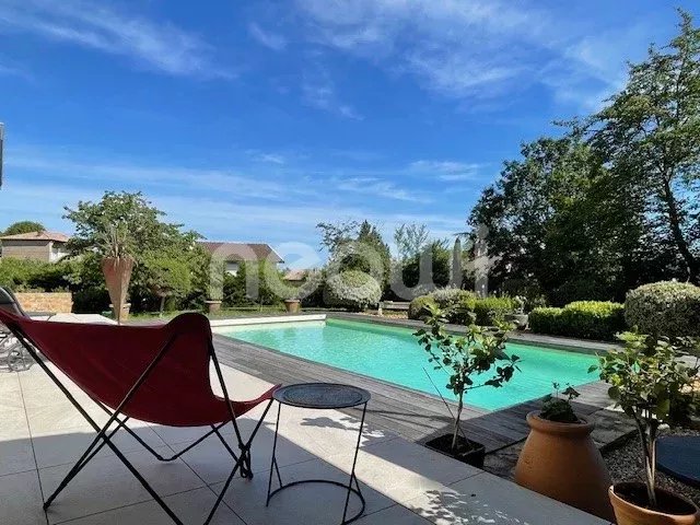 Maison 5 CH sur 1769 m² de terrain clos avec piscine