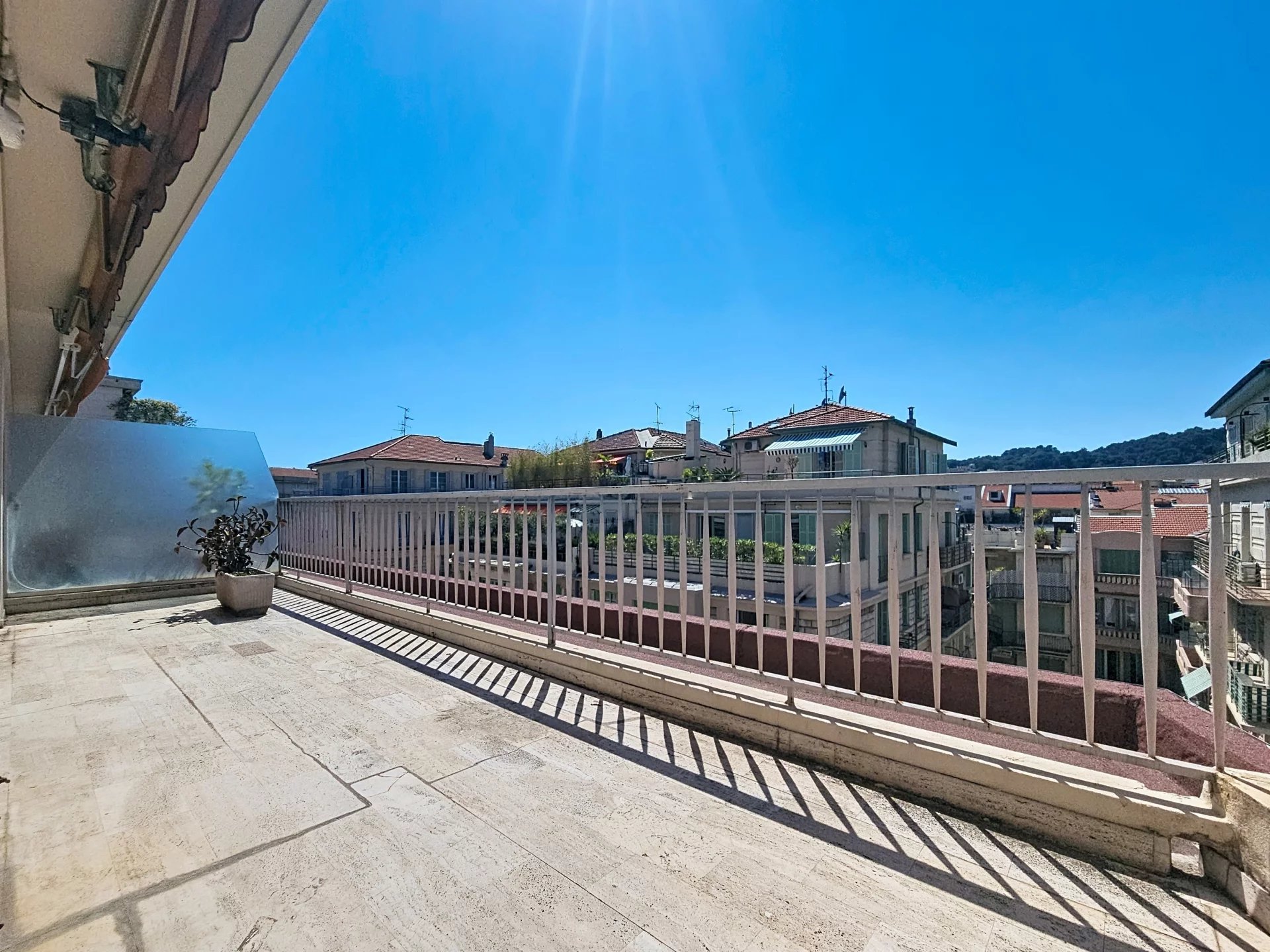 NICE CARRÉ D’OR – SUPERBE 3 PIÈCES À RÉNOVER AVEC TERRASSE À CIEL OUVERT