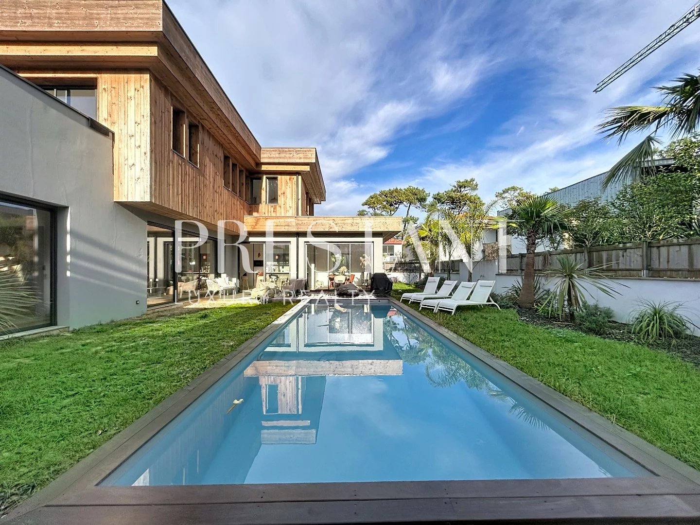 Chiberta - Superbe maison contemporaine neuve de fin 2023 sur terrain arboré et paysagé agrémenté d'une piscine. Plage à pied.