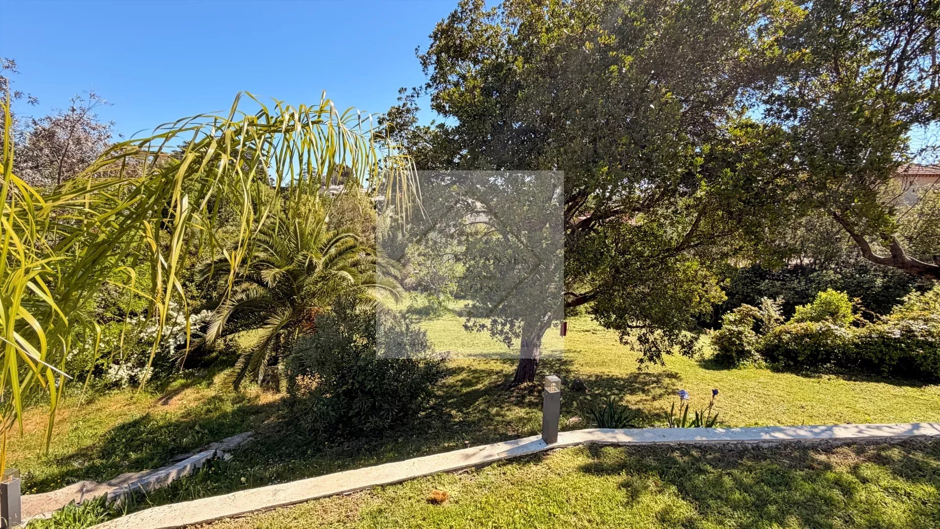 MANDELIEU — TERRAIN AVEC PROJET DE VILLA CONTEMPORAINE & PERMIS PURGÉ — photo 2