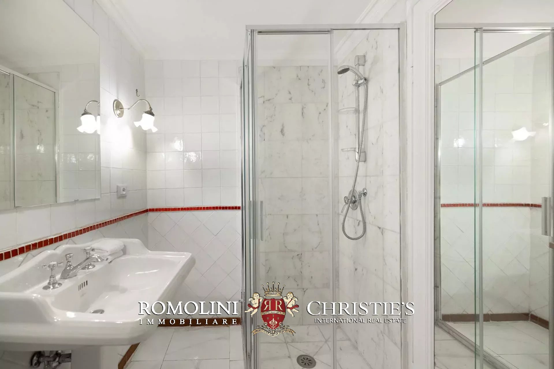 PRACHTVOLLER RESTAURIERTER PALAZZO MIT BLICK AUF DAS HISTORISCHE ZENTRUM VON FLORENZ ZU VERKAUFEN