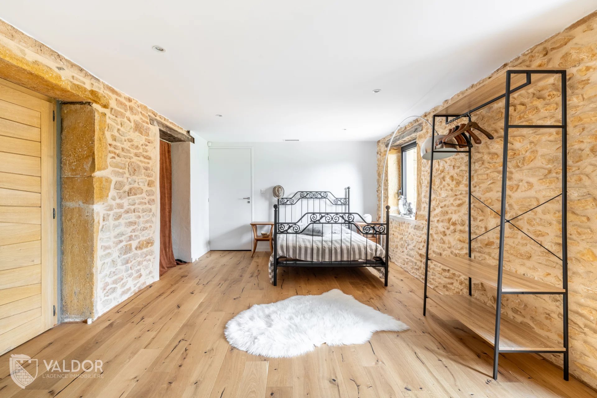 Maison d'environ 255 m² dans un petit hameau de Châtillon 69380