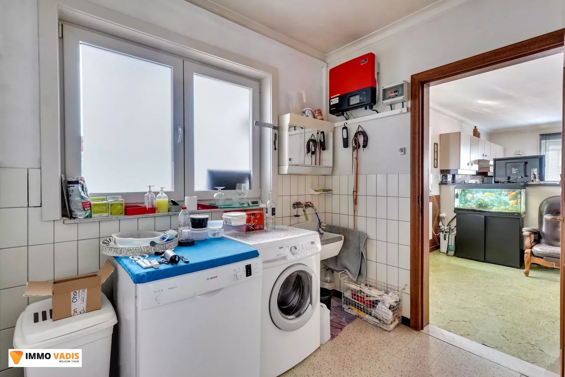 Te koop op lijfrente - Comfortabele villa met drie slaapkamers, twee garages en een magazijn.