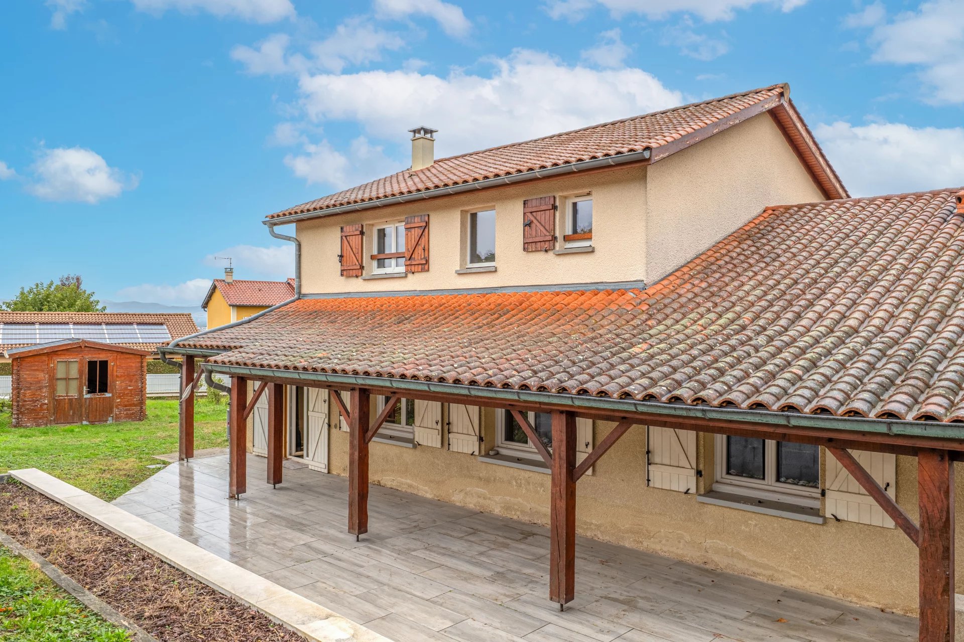 Maison familiale de 4 chambres et un bureau - Jassans- Riottier