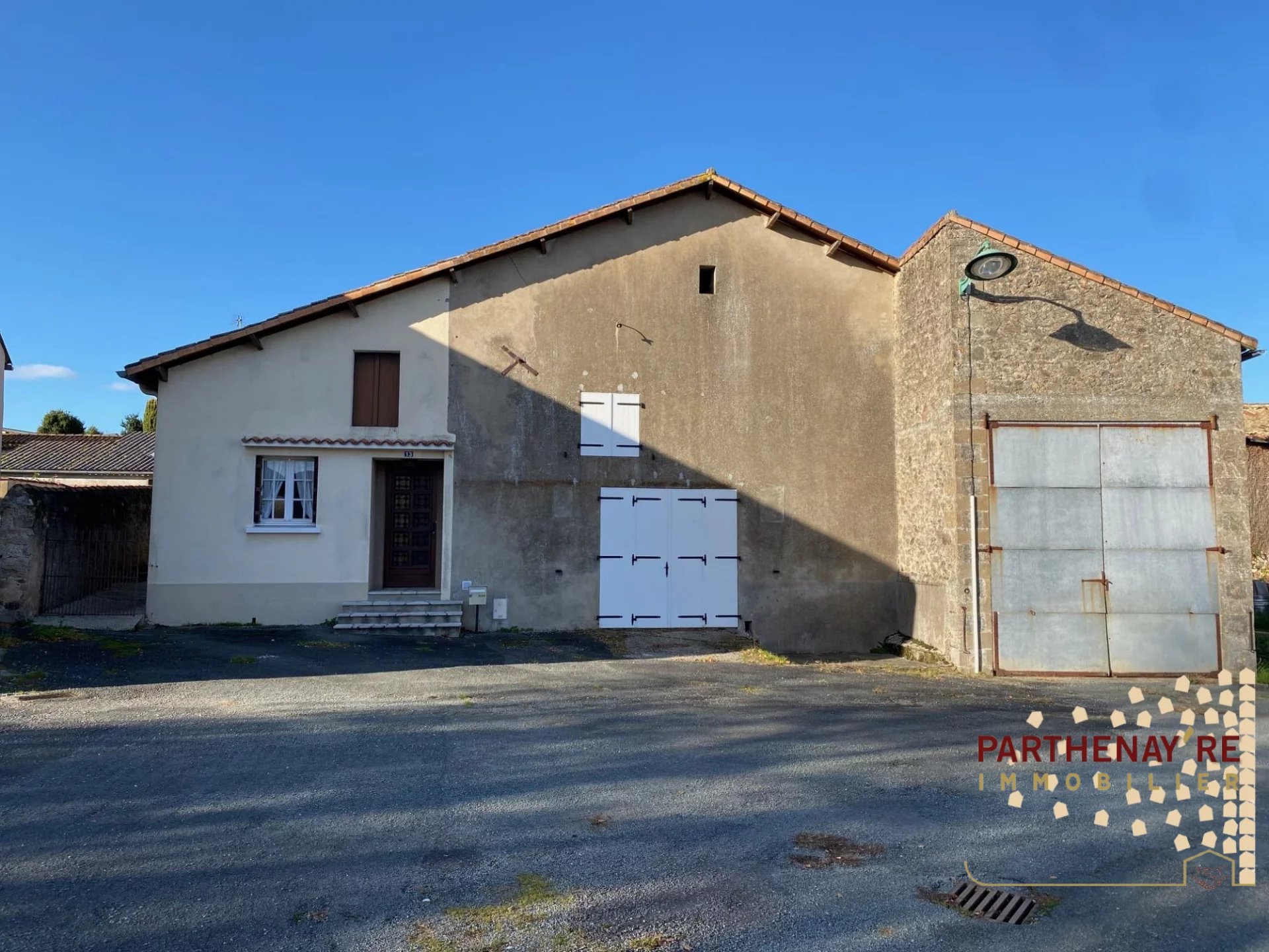 Maison de bourg en bon état général à rafraÏchir
