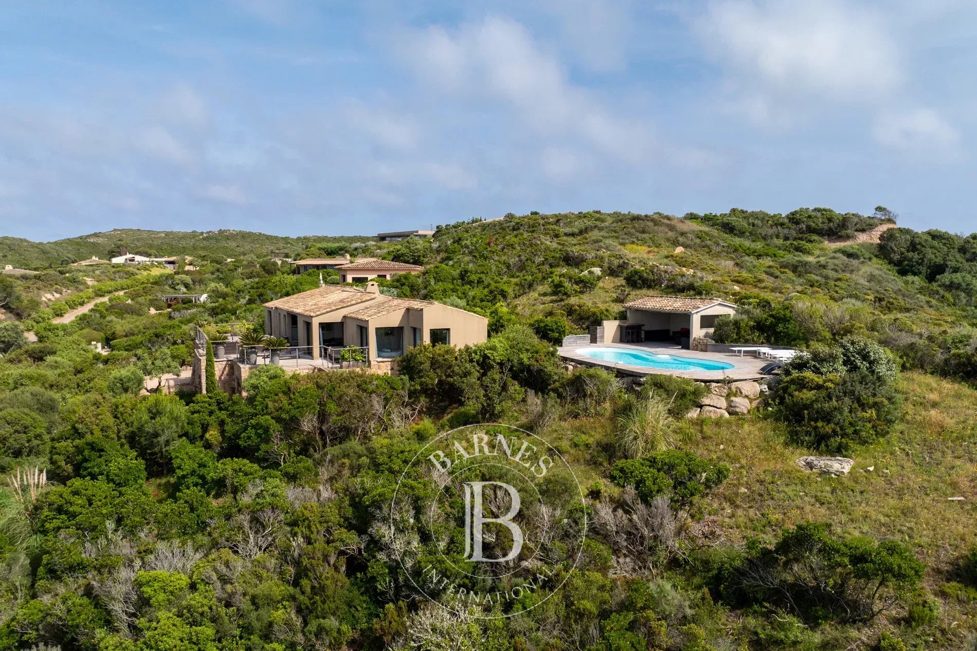 Exclusive listing – Bonifacio. Architect-designed villa in the style of a bergerie, featuring 4 bedrooms, a swimming pool, sea and mountain views, and close proximity to the beach. - picture 6 title=