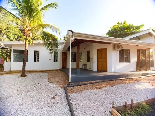 Conjunto de 5 casas con muy buen ingreso de alquiler en Villarreal a 5 minutos de Tamarindo