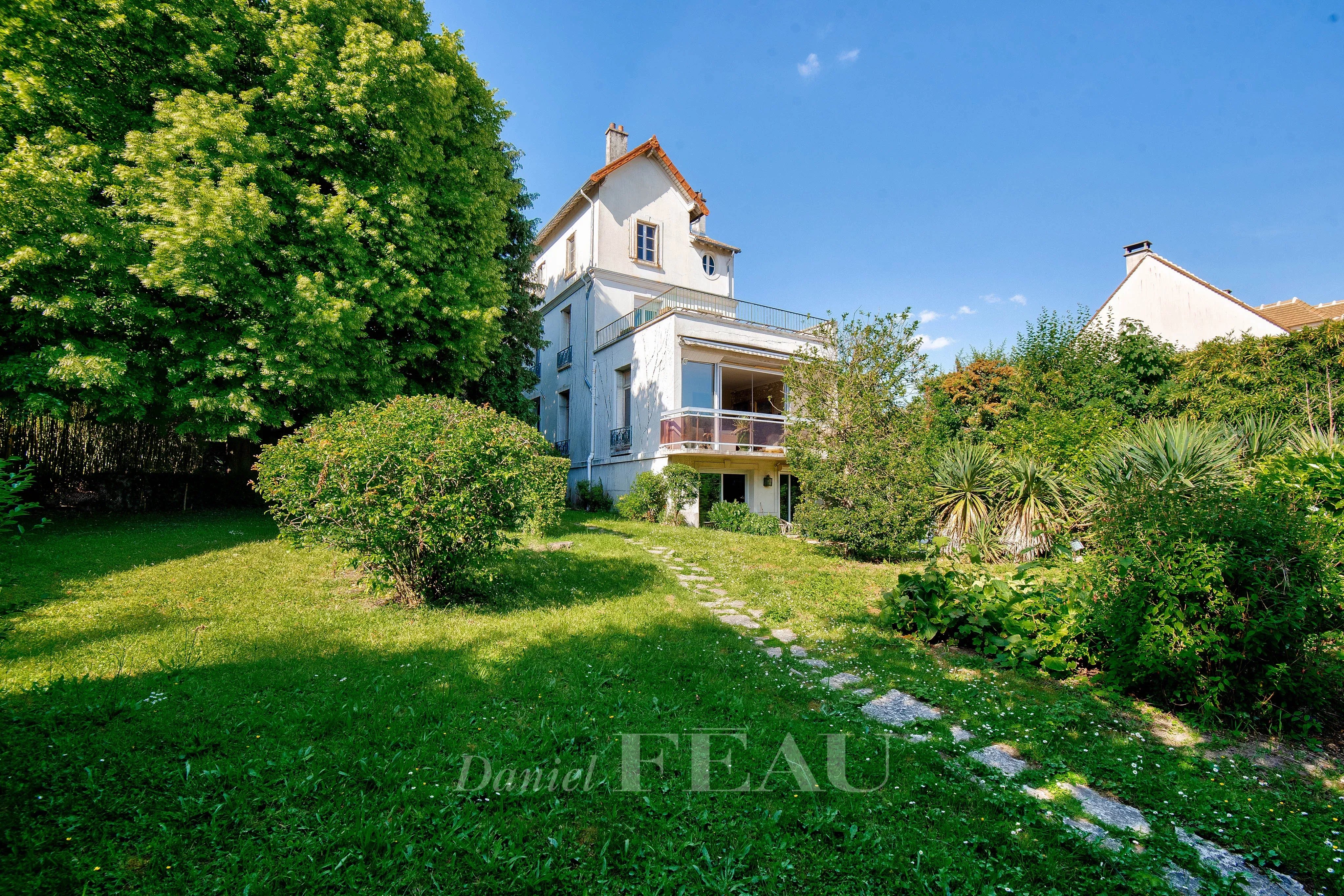 Garches - Centre-ville - Maison familiale, jardin de 1 000 m².