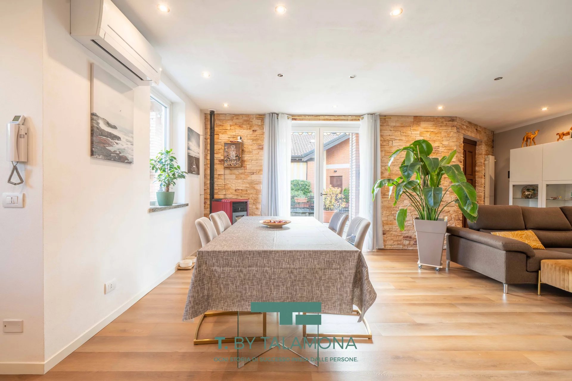 Renovierte Doppelvilla mit Schwimmbad und Doppelgarage in Porto Valtravaglia