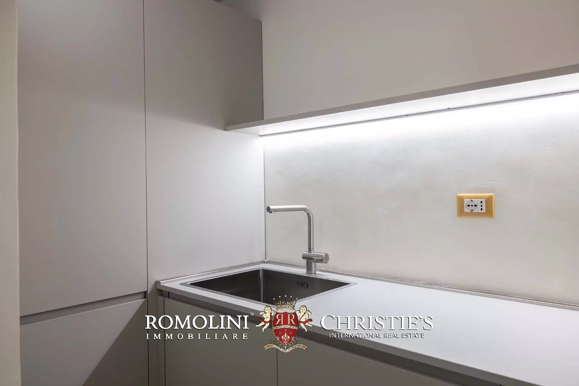 PRACHTVOLLER RESTAURIERTER PALAZZO MIT BLICK AUF DAS HISTORISCHE ZENTRUM VON FLORENZ ZU VERKAUFEN