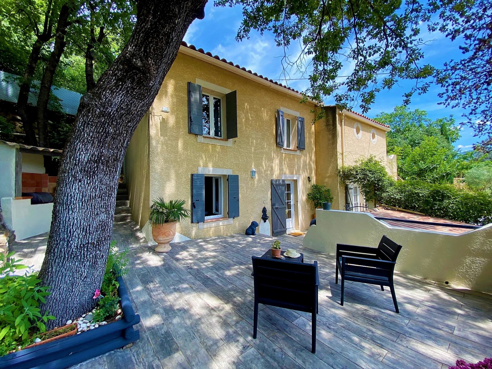 VILLA T5 DE 135 M2, PISCINE, ATELIER, STATIONNEMENTS