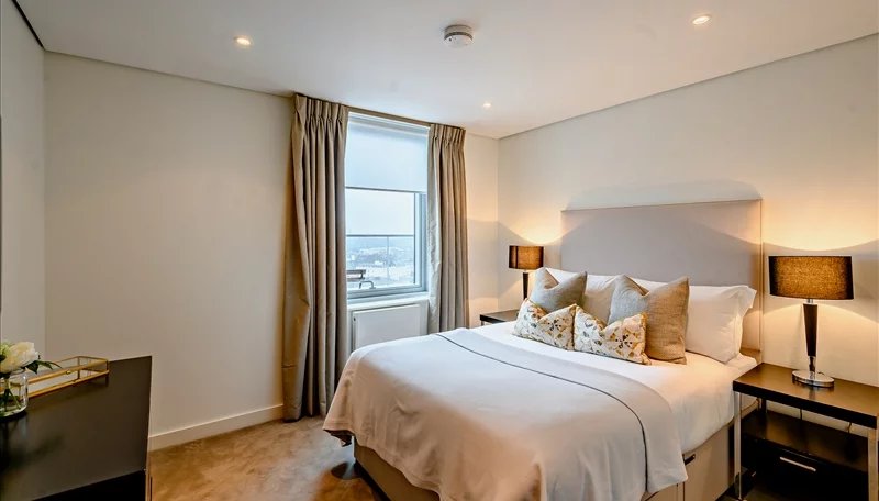 To Let | London | 4 Bedroom | 3 Bathroom | 1,496 sq ft | 3 Bedrooms | 2 Bathrooms | Ref: 85735021