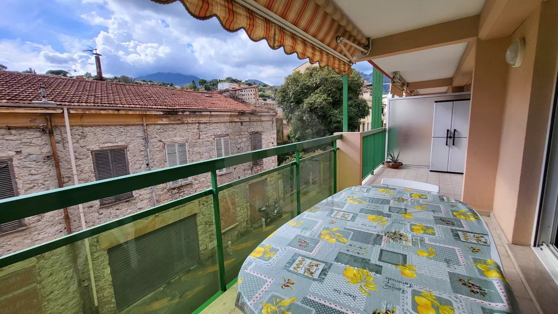 Menton Bas-Borrigo - grand 2 Pièces avec terrasse, garage et cave.