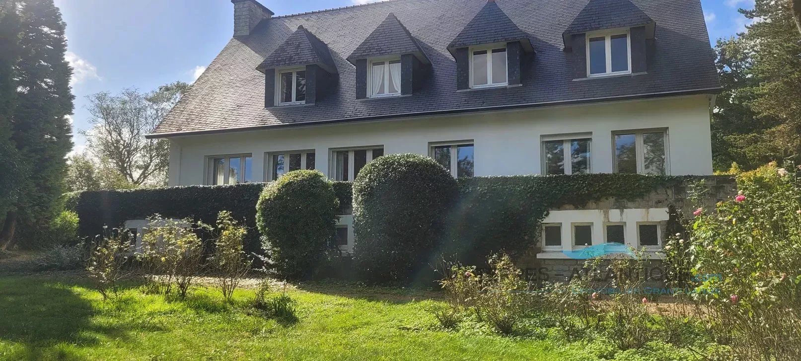 Grande maison bourgeoise édifiée sur les hauteurs de la ville