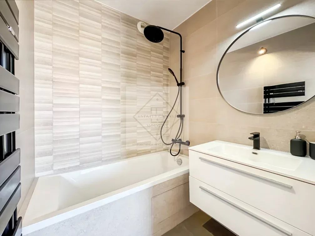 MAGNIFIQUE MAISON MITOYENNE AVEC VUE MER & COLLINES – 4 CHAMBRES – DOUBLE GARAGE – PISCINE — photo 9