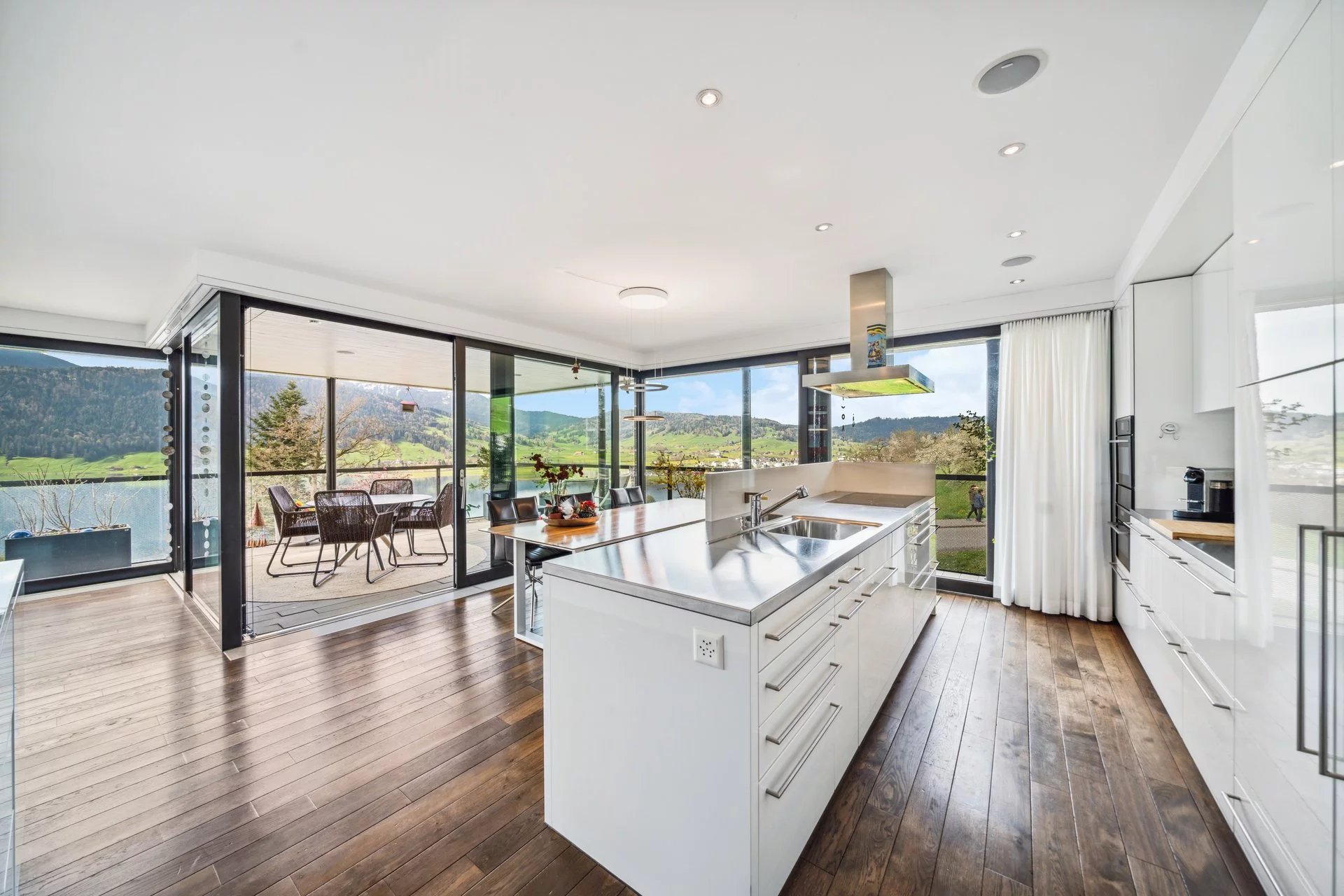 Maisonette with lake view: dream home for highest standards