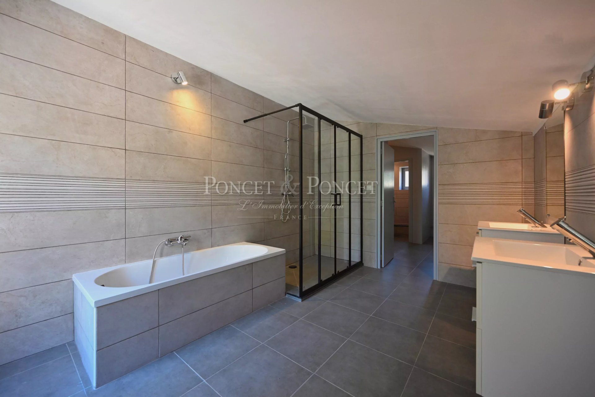 10 Bedroom Villa/Townhouse's Image 23