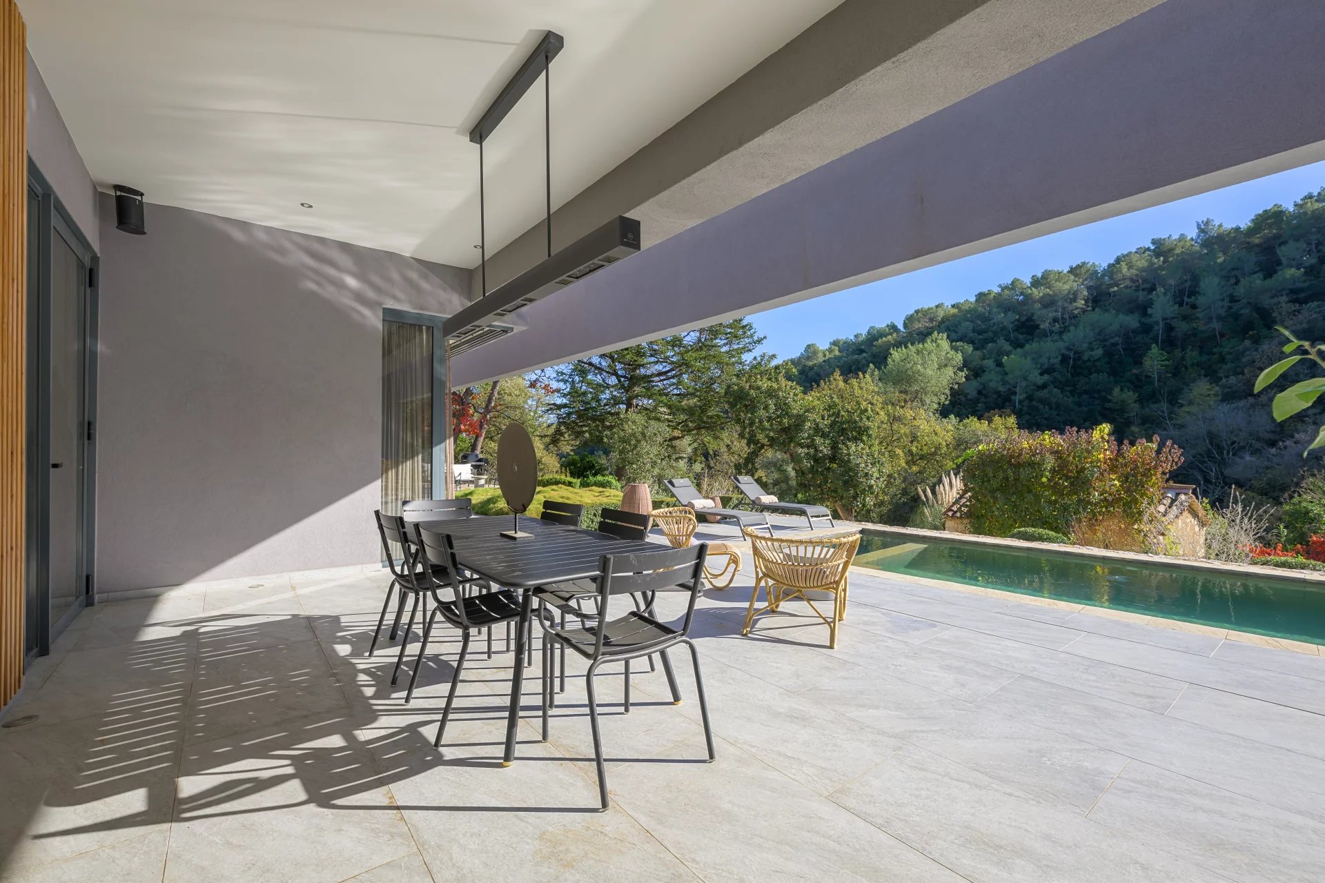 Contemporaine à pied du village 5