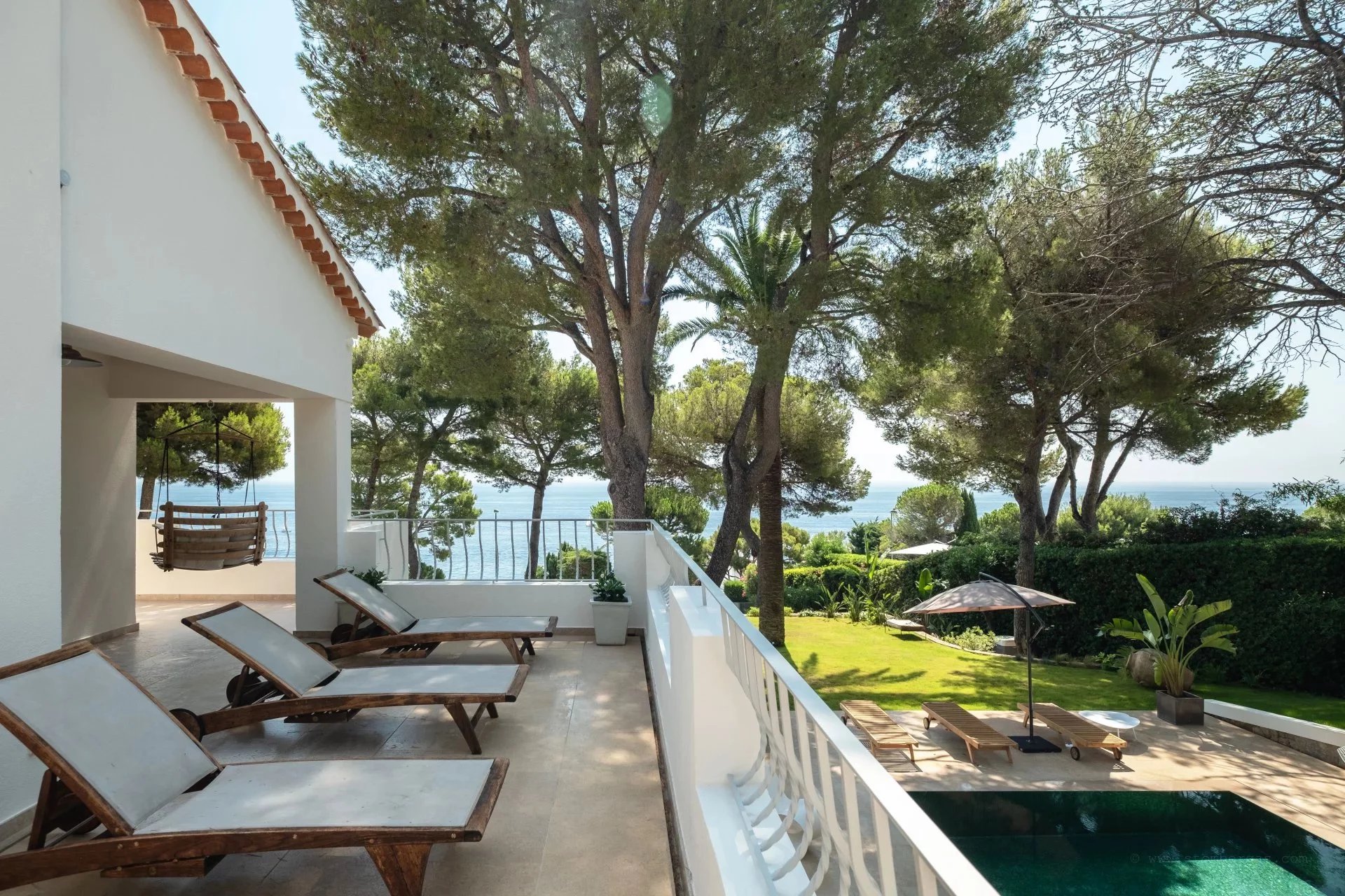 Villa provençale en deuxième ligne avec jardins plats, piscine chauffée et vue sur la mer