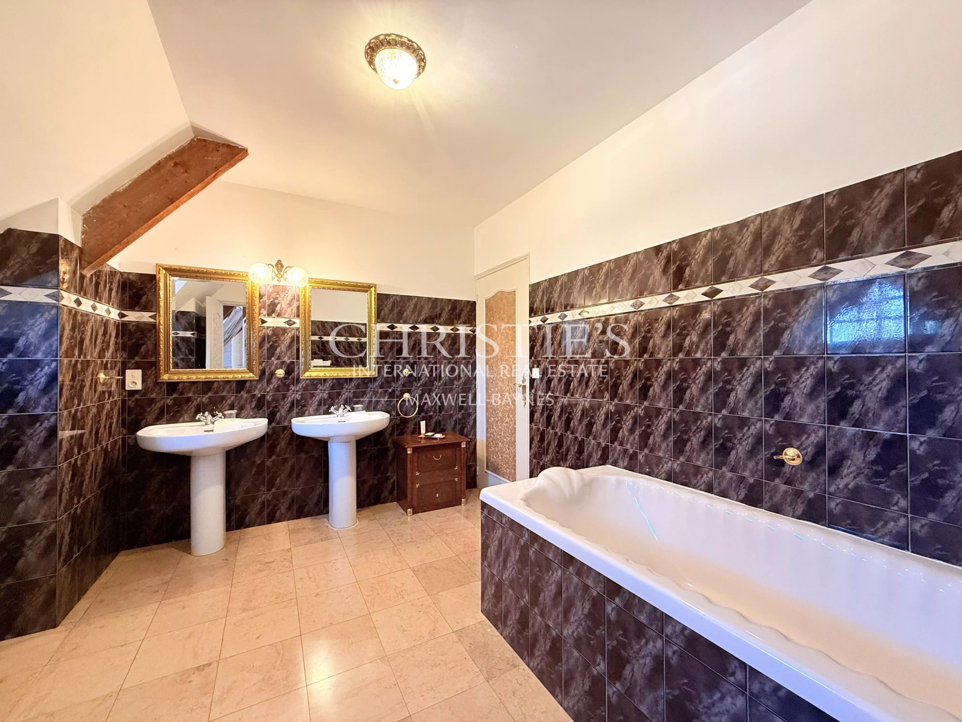 11 Bedroom Villa/Townhouse's Image 28