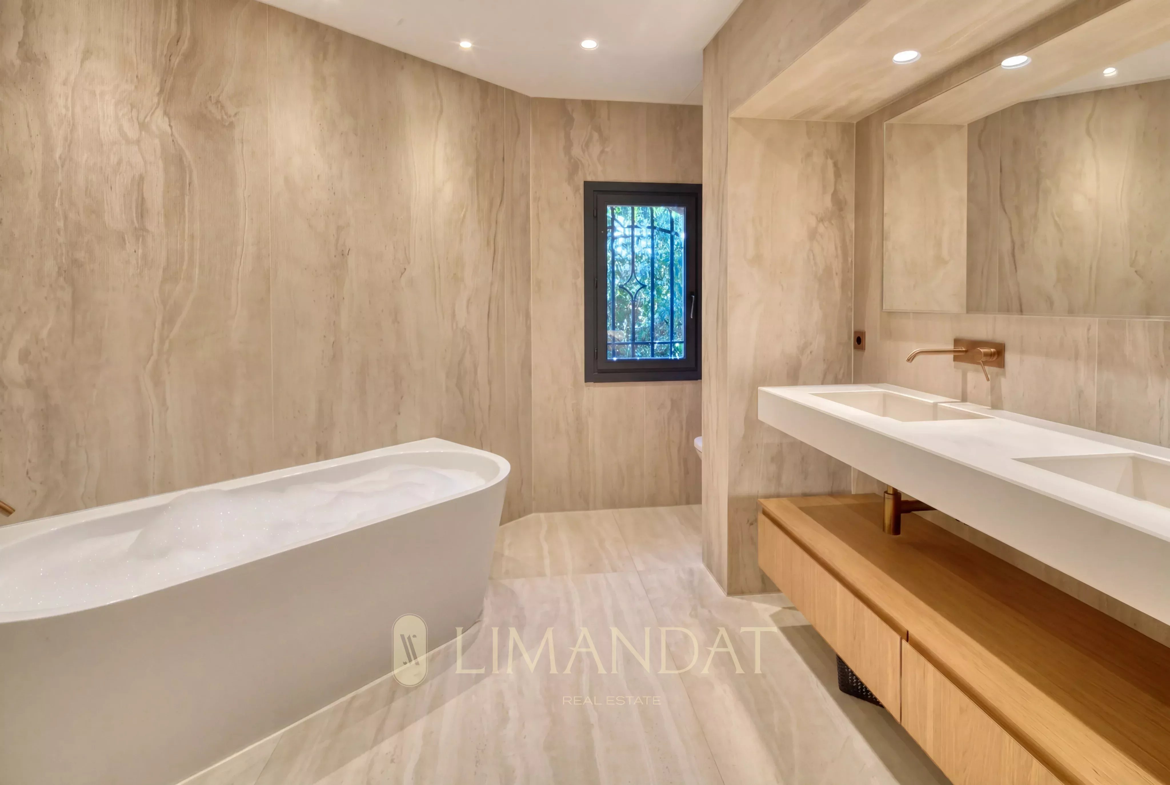 Mougins - Villa 560 m² - 6 suites - Swimming pool - Land 2200 M²