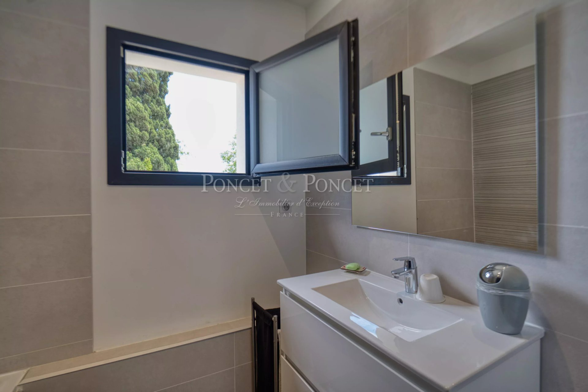 6 Bedroom Villa/Townhouse's Image 19