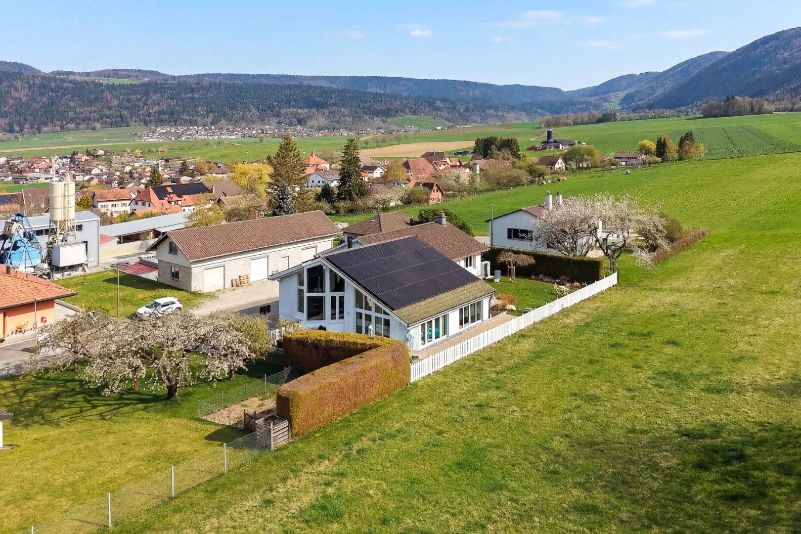 Villa d’exception avec piscine intérieure, terrasses panoramiques et écrin de verdure