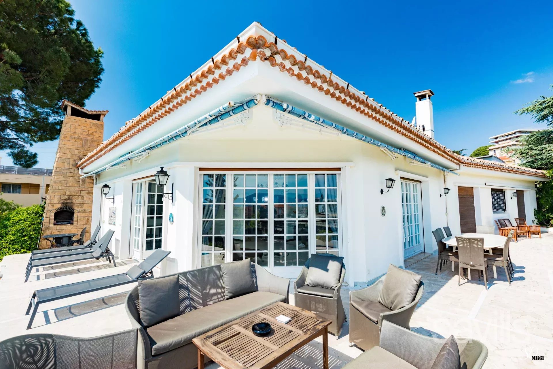 Charming villa with sea views