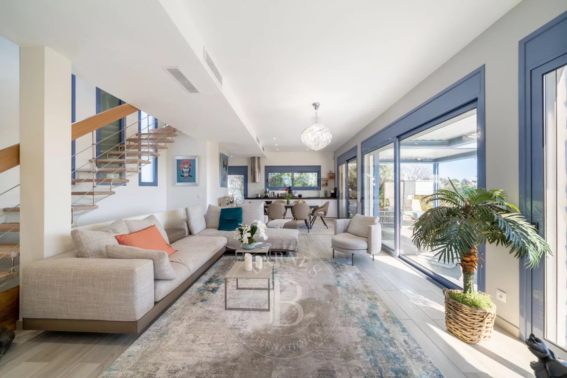 GOLFE JUAN - CONTEMPORARY VILLA - PANORAMIC SEA VIEW