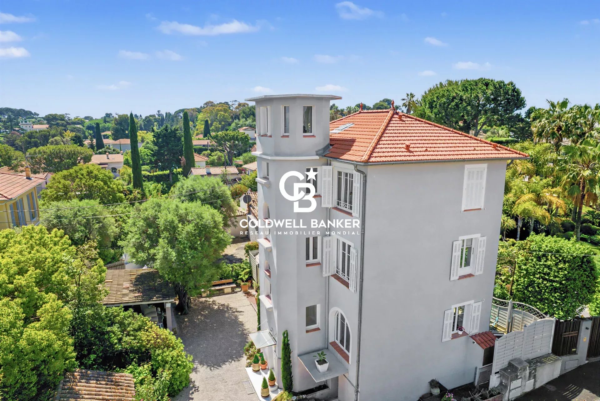 Cap d’Antibes – Appartement bourgeois rénové en rez-de-jardin